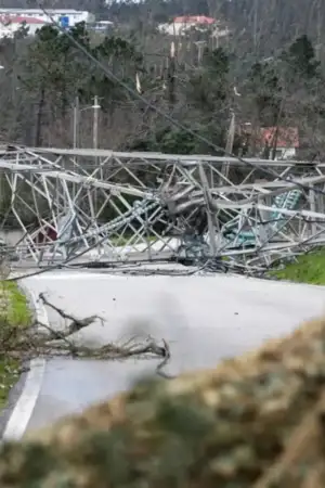 Um poste de alta tensão caído no meio da estrada.